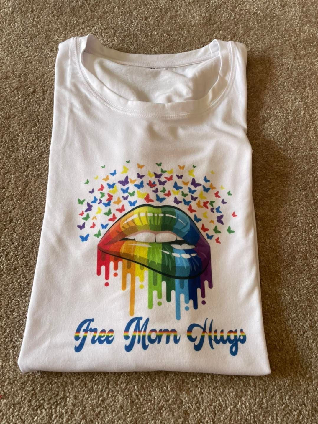 Free Mom Hugs t shirt